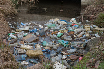 rifiuti di plastica nel canale d'acqua