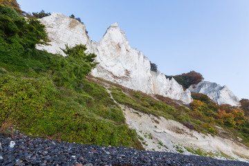 Kreidefelsen von Möns Klint am Kiesstrand kurz nach Sonnenaufgang