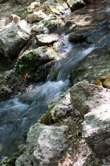 kleiner Wasserfall zwischen Steinen in einem Bach in Seven Springs