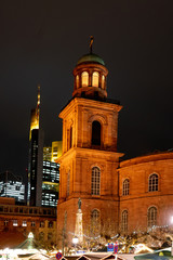 Fototapeta na wymiar Frankfurt am Main Weihnachtsmarkt und Paulskirche