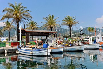 Vissersboten in de haven van Cavalaire-sur-Mer, gemeente in het departement Var in de regio Provence-Alpes-Côte d& 39 Azur in het zuidoosten van Frankrijk.