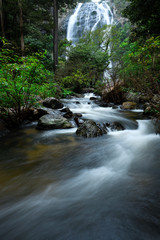 Obraz premium Beautiful great waterfall in tropical forest at Khlong Lan National park, Kamphaeng Phet, Thailand