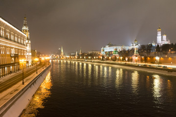 Fototapeta na wymiar View of the Moscow Kremlin from the big Moskvoretsky bridge