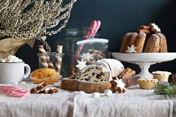 Foto auf Acrylglas Dessert Weihnachtsdesserttisch mit traditionellen Kuchen und Süßigkeiten