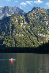 Kajak am Plansee in der Abendsonne, Tirol, &Ouml;sterreich.