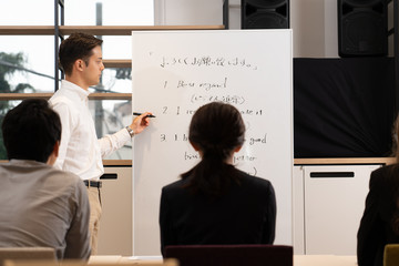 語学学校に通う男性と女性