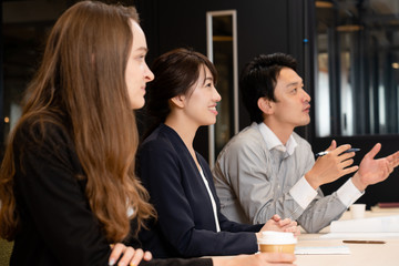 語学学校に通う男性と女性