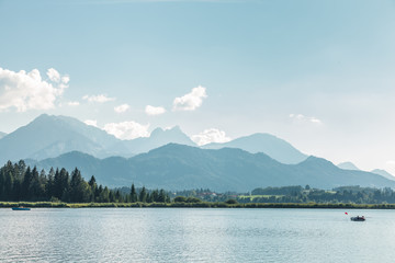 Badende am Hopfensee, Allgäu, Bayern, Deutschland.