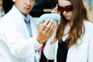 研究室で作業をする研究者