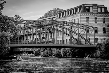 Stahlbrücke über Fluss 