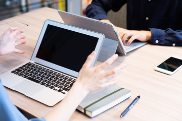 打ち合わせをする女性と男性