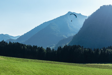 Gleitschirmflieger landet bei Ruhpolding, Chiemgau, Bayern, Deutschland.