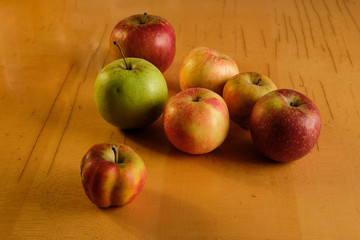 Pommes sur une tables vernis, diverses variètés