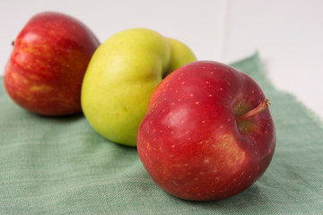 Fototapeta na wymiar apples on a plate