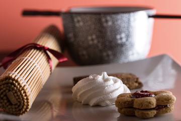 Composition with meringue and cookies