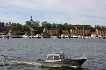 Fototapeta na wymiar Petit bateau dans le port de Stockholm, Suède