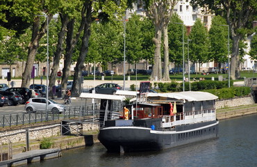 Naklejka premium Ville de Laval, péniche amarrée sur les bords de la Mayenne, département de la Mayenne, France