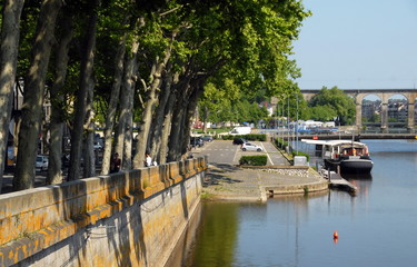 Fototapeta na wymiar Ville de Laval, péniche amarrée sur les bords aménagés de la Mayenne, département de la Mayenne, France 