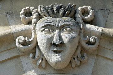 Ville de Laval, tête sculptée sur un mur de la ville, département de la Mayenne, France