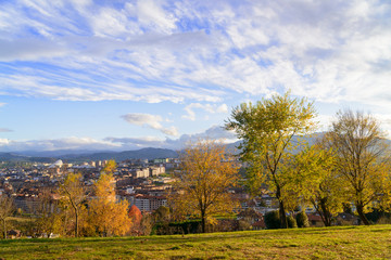 Ciudad de Oviedo al atardecer en otoño.