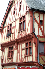 Ville de Laval, maison à colombages ton rouge du centre historique, département de la Mayenne, France