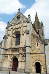Ville de Laval, façade de la basilique Notre-Dame d’ Avesnières, département de la Mayenne, France