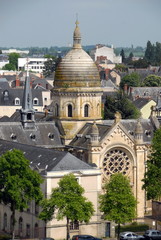 Ville de Laval, église et son dôme en centre ville, département de la Mayenne, France