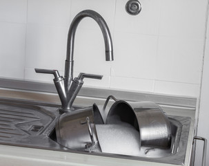 Töpfe im Spülwasser