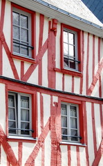 Ville de Mayenne, maison à colombages rouges du centre historique de la ville, département de la Mayenne, France
