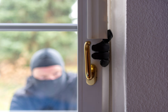 Einbrecher will mit einer Brechstange eine Haust&uuml;r aufhebeln