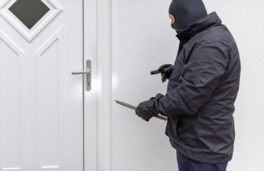 Einbrecher will in ein Haus einbrechen