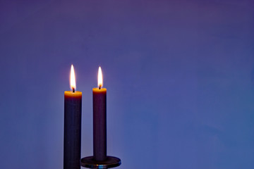 Kerzen vor blauem Hintergrund