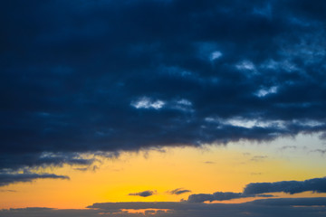 Sonnenuntergang in den Wolken