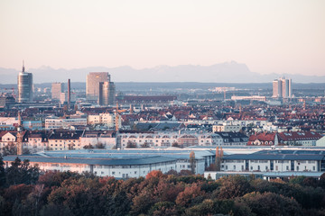 München und Alpenpanorama mit Zugspitze vom Olympiaberg aus, Bayern, Deutschland.