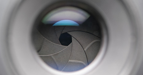 Adjusting aperture on camera lens