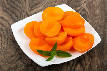 Canned apricots