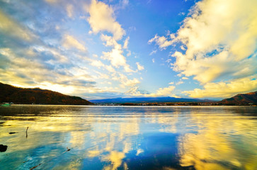 Obraz premium Widok góra Fuji od Jeziornego Kawaguchi przy wschodem słońca w Japonia.