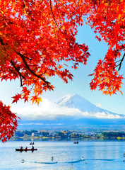 Naklejka premium Widok liście klonowi w jesieni przy Jeziornym Kawaguchi w Japonia z górą Fuji w tle.
