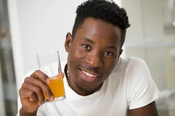 Papier Peint photo Lavable Jus Afro-américain, boire du jus dans la cuisine