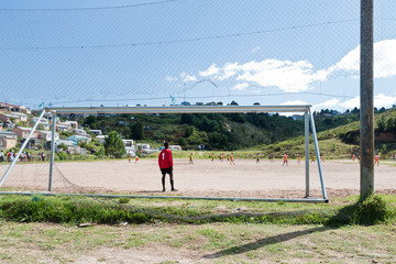 Fußballspiel am Rande der Townships in Kapstadt, Afrika