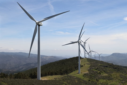 GROUP OF WIND TURBINES ALIGNED AT THE SUMMIT OF A MOUNTAIN