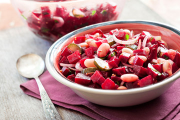 Salad with beetroot, kidney beans and pickles