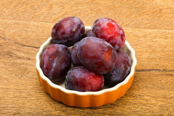 Plums in the bowl