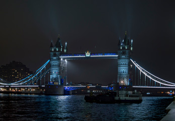 Obraz premium London bridge illuminated with focused strong lights