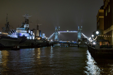 Fototapeta na wymiar London tower bridge and hms belfast in the sides of river