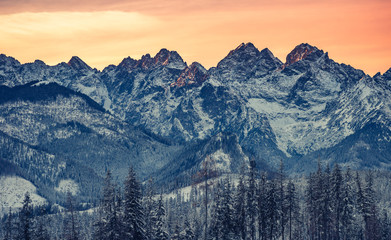 Obraz premium Kolorowy zimowy wschód słońca, krajobraz Tatr