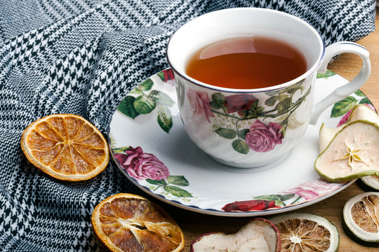 Eine Tasse mit Tee