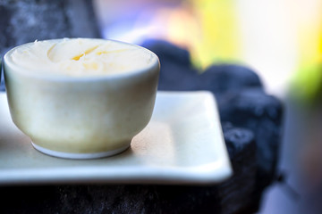 hausgemachte Butter in einer Schale