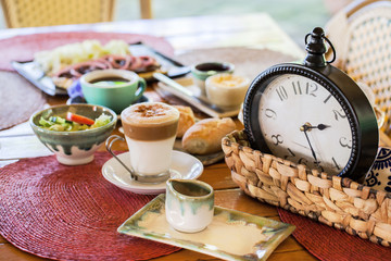 Frühstückstisch mit einer Uhr