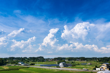 田舎の夏空の入道雲